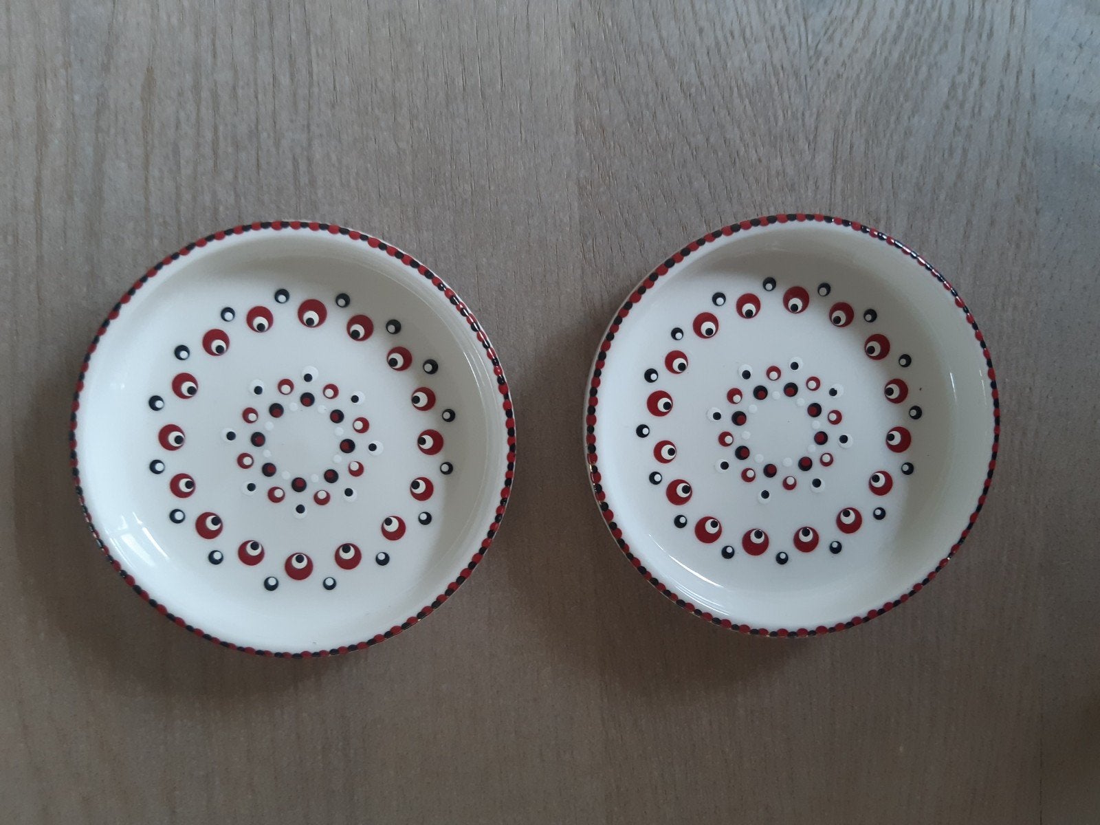 Twee theetipjes/schaaltjes, handgestipt, leuk als cadeautje, Ophalen of Verzenden, Nieuw, Overige stijlen, Schaal of Schalen