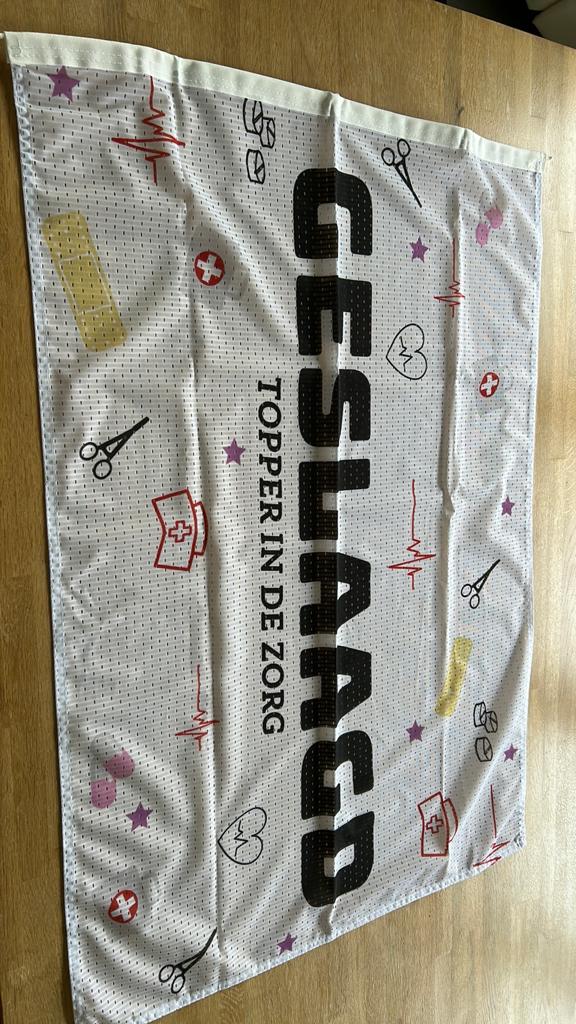 GESLAAGD vlag. Zorg / verpleegkundige, Diversen, Ophalen of Verzenden, Zo goed als nieuw
