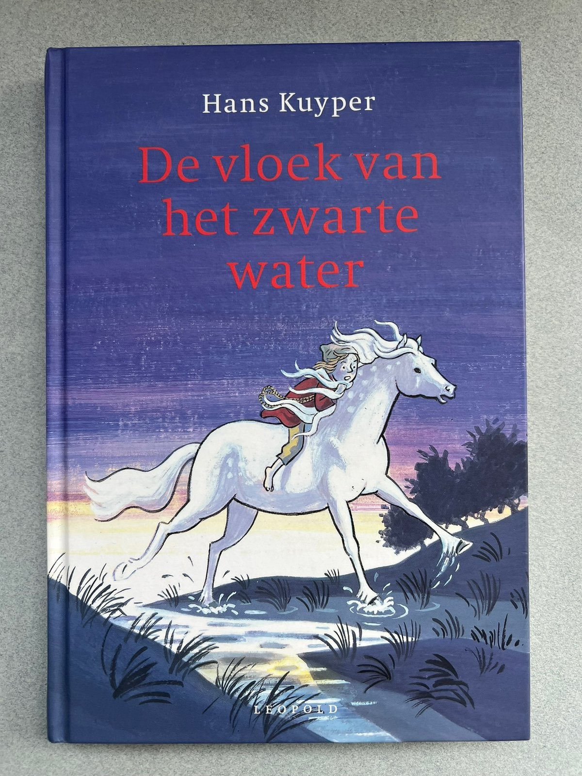 Hans Kuyper - De vloek van het zwarte water, Ophalen of Verzenden, Zo goed als nieuw, Fictie algemeen