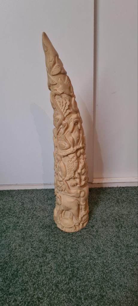 Decoratief slagtandvormig beeld - ca. 40 cm hoog, Antiek en Kunst, Ophalen, Overige onderwerpen, Kunststof, Handgemaakt