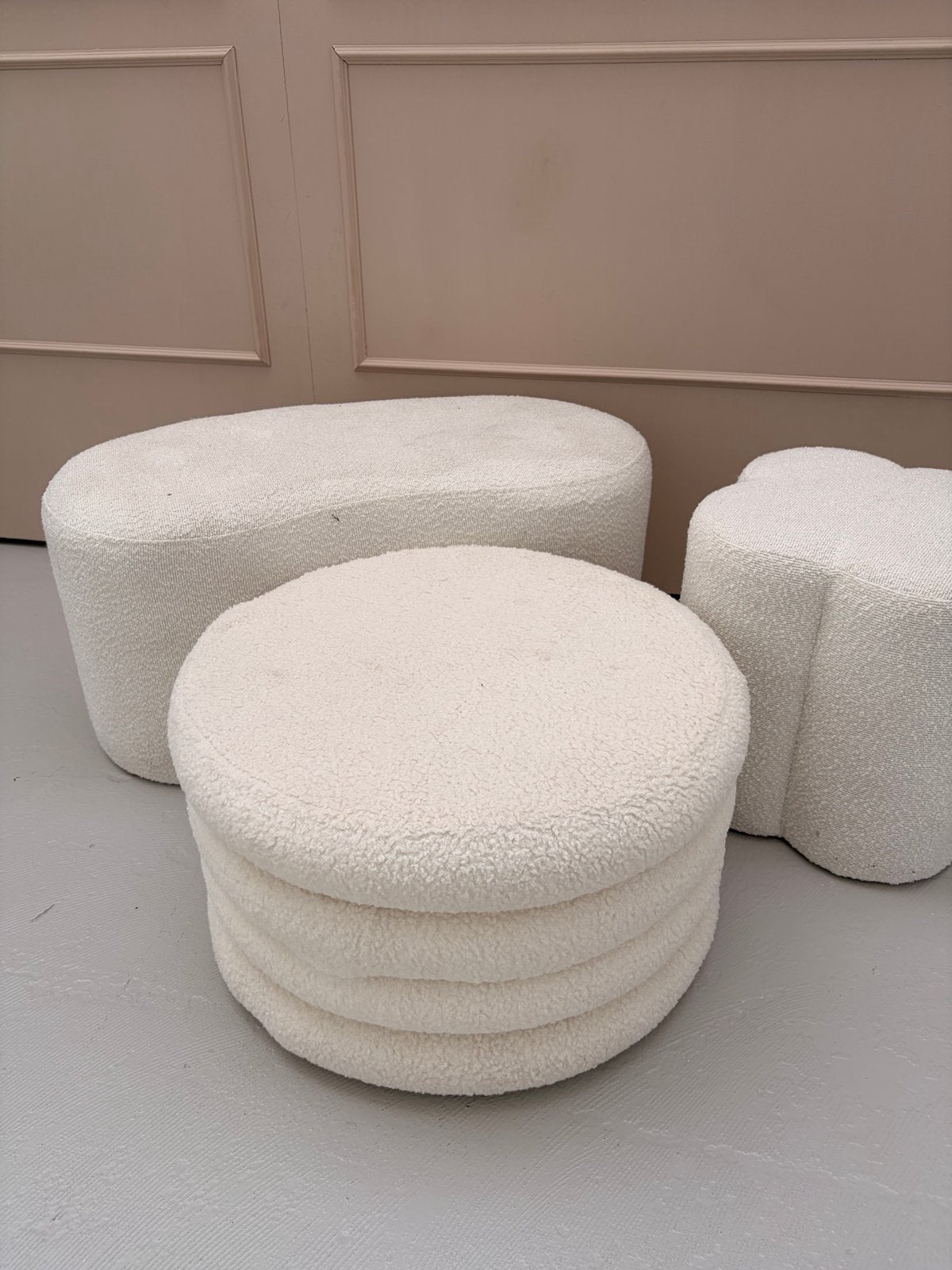 Set van 3 Crèmekleurige Bouclé Poefs - Diverse Vormen, Ophalen, Gebruikt, 75 tot 100 cm, 50 tot 75 cm