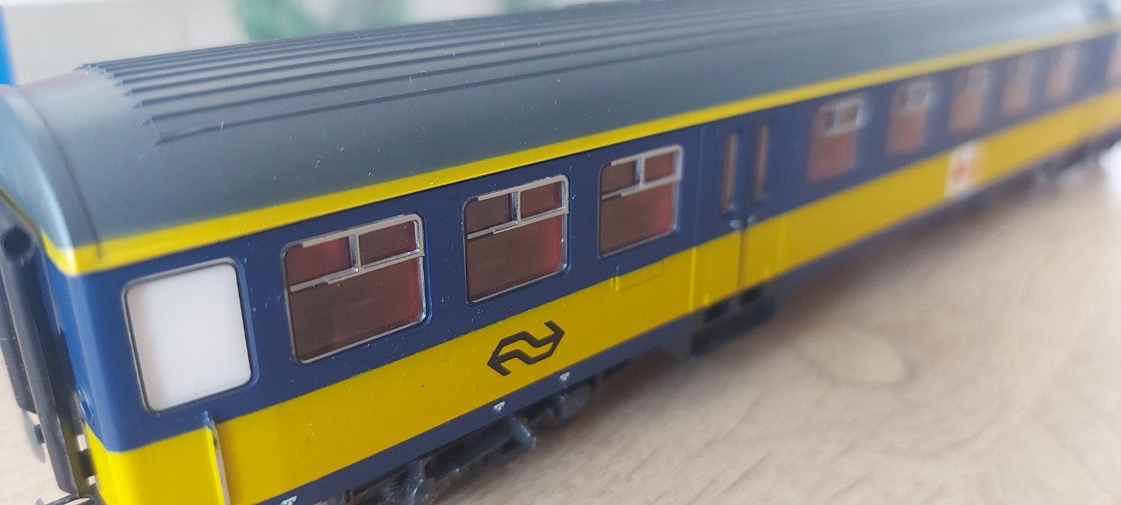Roco NS/Rode Kruis ziekenvervoerrijtuig artnr 44293 in ovp, Gelijkstroom, Wagon, Ophalen of Verzenden, Roco