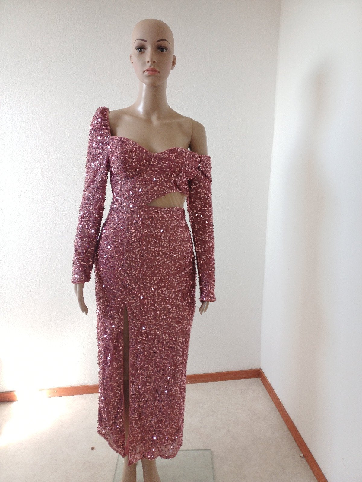 Roze pailletten galajurk met split en open taille, Maat 38/40 (M), Ophalen of Verzenden, Roze, Onder de knie