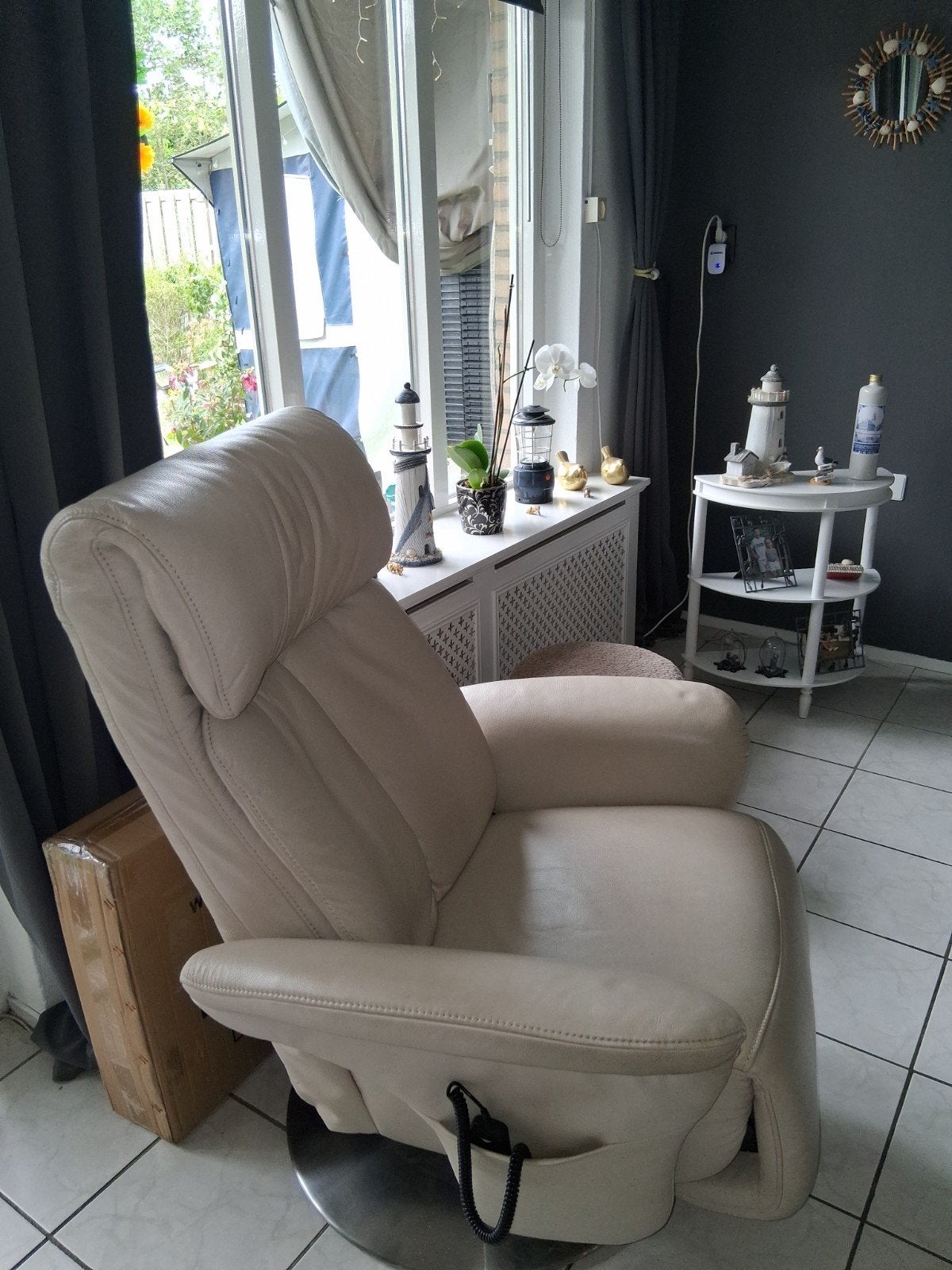 Comfortabele beige leren relaxfauteuil, Gebruikt, Modern, Comfort, Ophalen of Verzenden, 75 tot 100 cm