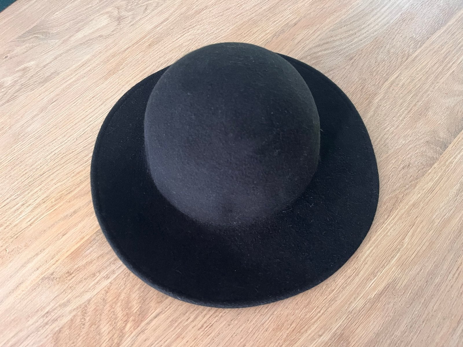 Zwarte vilten (wol) hoed voor dames maat 56 cm, Ophalen of Verzenden, Gedragen, One size fits all, Hoed