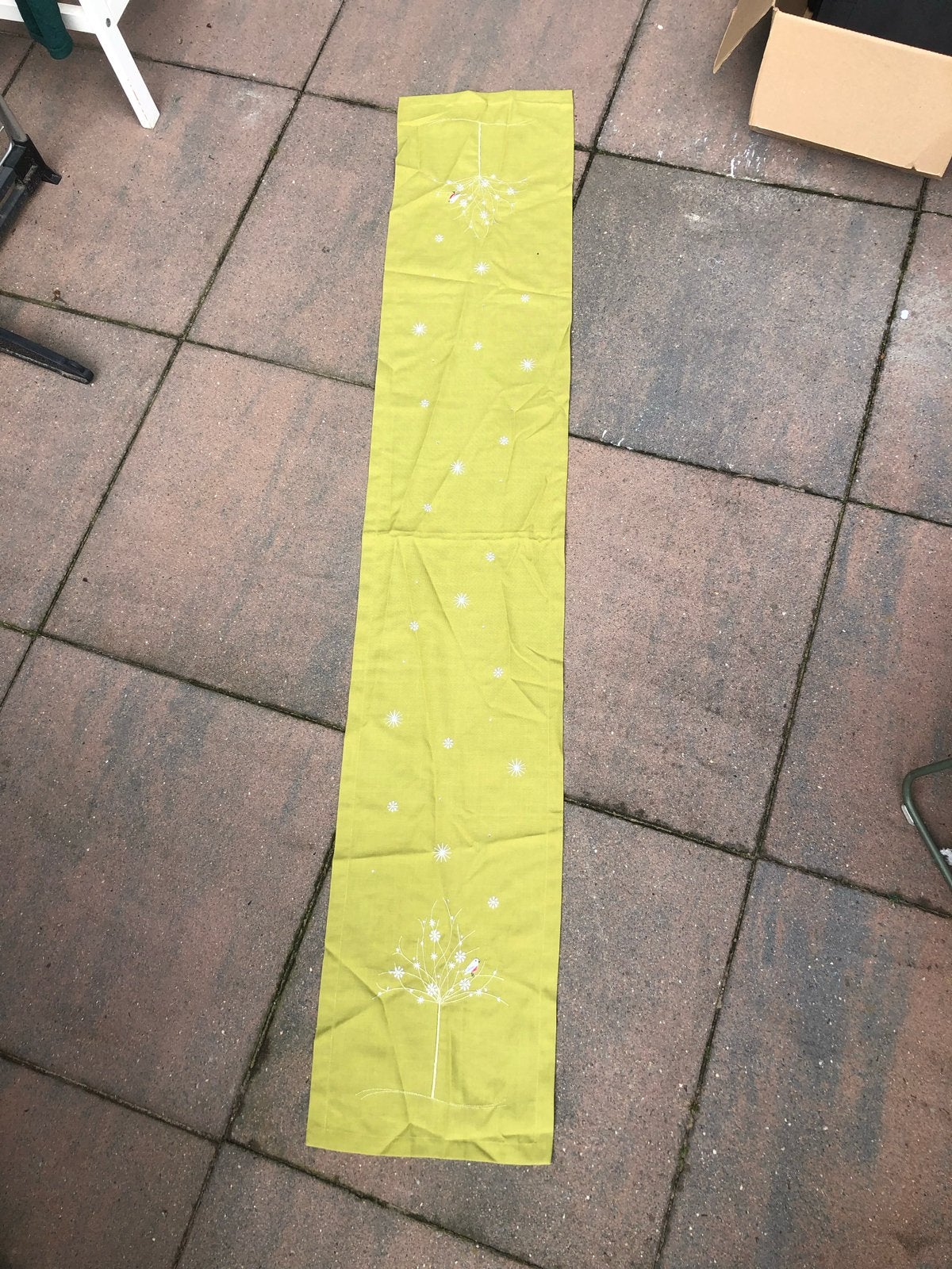 Groene tafelloper met geborduurd vogel- en boommotief, Gebruikt, Ophalen of Verzenden, Katoen, Tafelloper