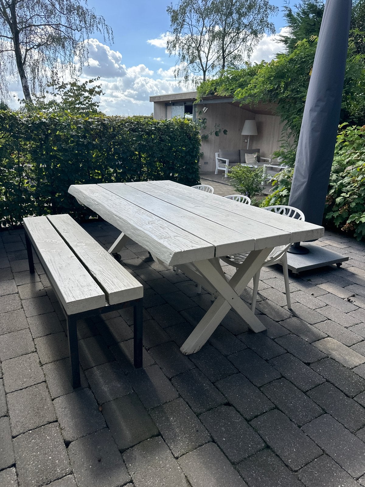 Foto 5 van Zware witte buitentafel 110x210 met bank en 3 stoelen