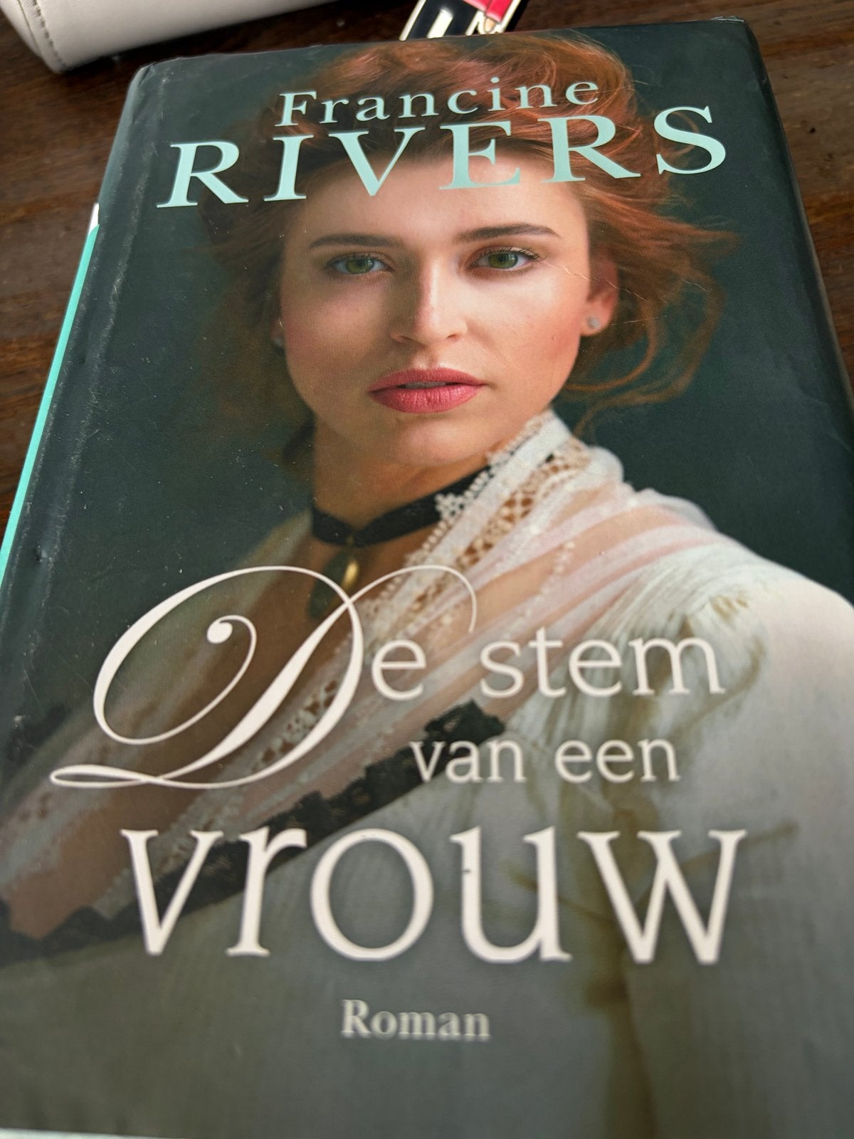 De Stem van een Vrouw - Francine Rivers Roman, Ophalen of Verzenden, Gelezen, Nederland