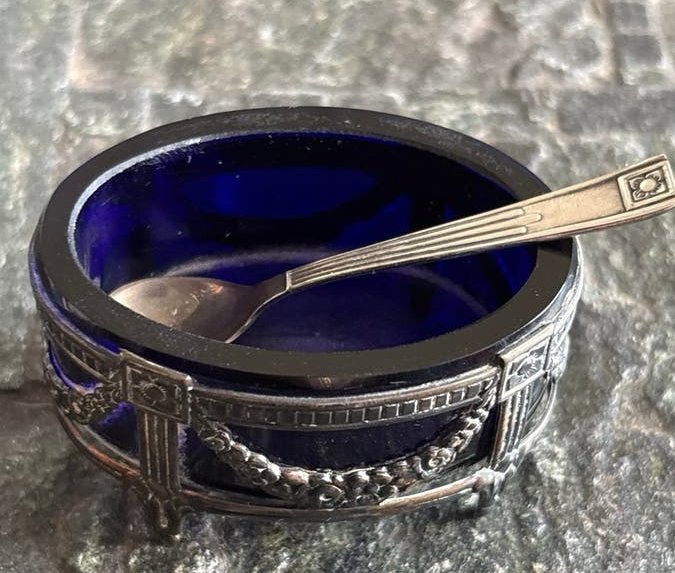 Antieke zoutkelder met kobaltblauw glas en zilveren lepel, Verzenden