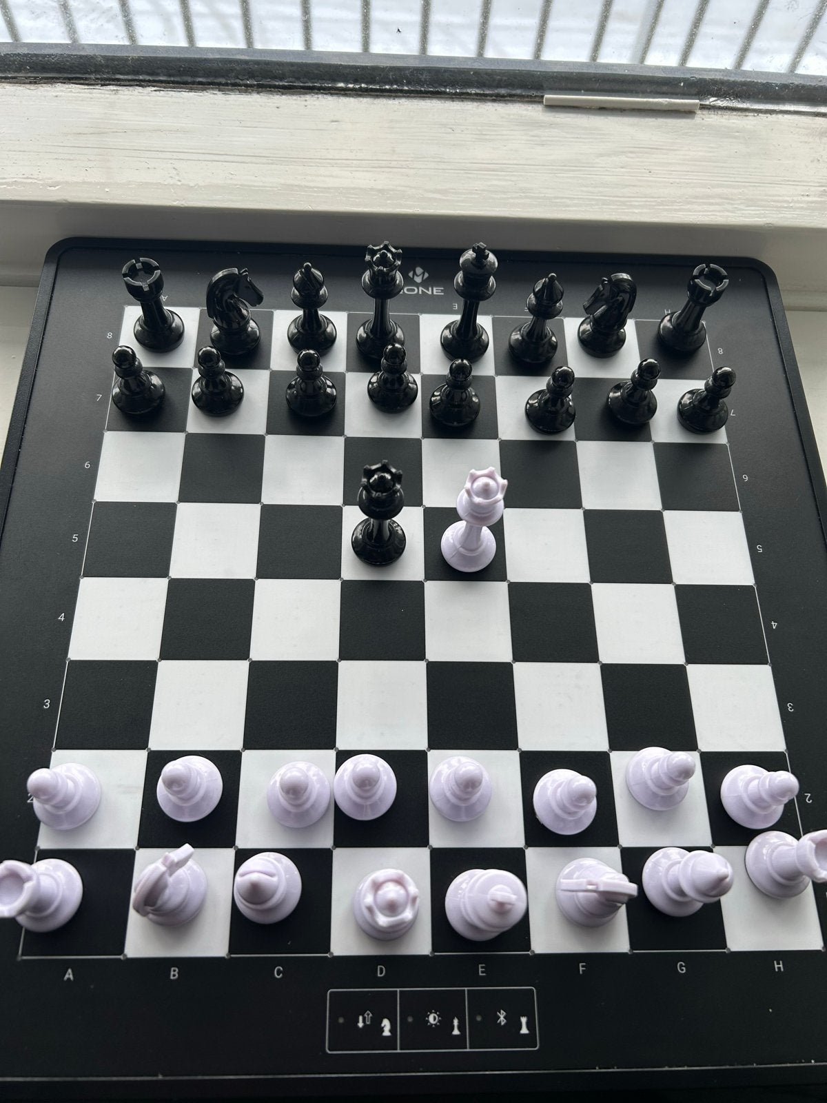 Millennium eONE Elektronisch Schaakbord - Zo goed als nieuw, Hobby en Vrije tijd, Gezelschapsspellen | Bordspellen, Een of twee spelers