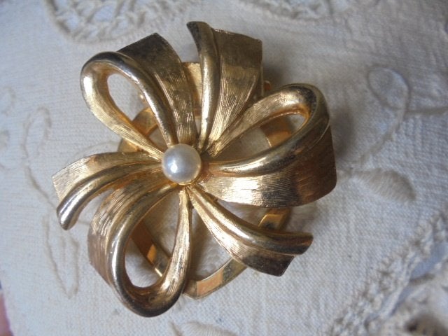 Vintage sjaal klem goudkleur met parel, Sieraden, Tassen en Uiterlijk, Overige materialen, 4 tot 7 cm, Ophalen of Verzenden, Zo goed als nieuw