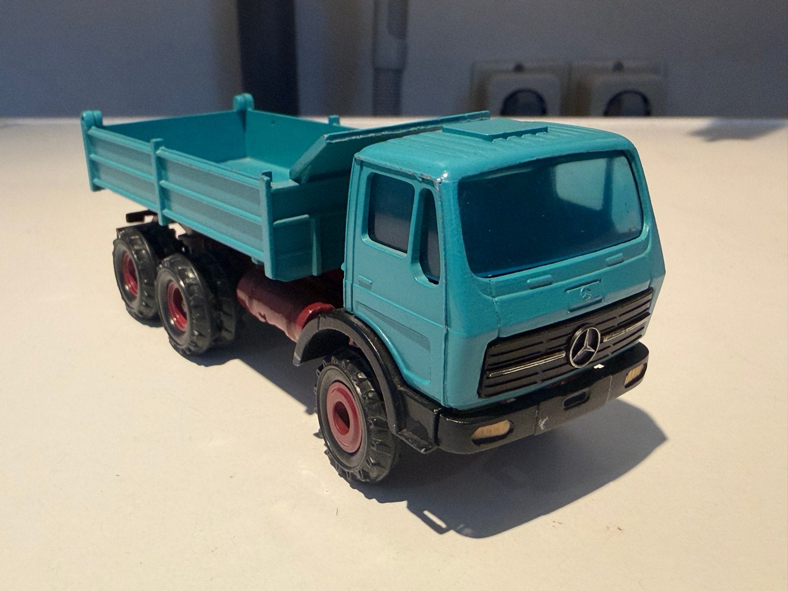Conrad Mercedes-Benz kiepwagen modelauto - Lichtblauw, Ophalen of Verzenden, Gebruikt