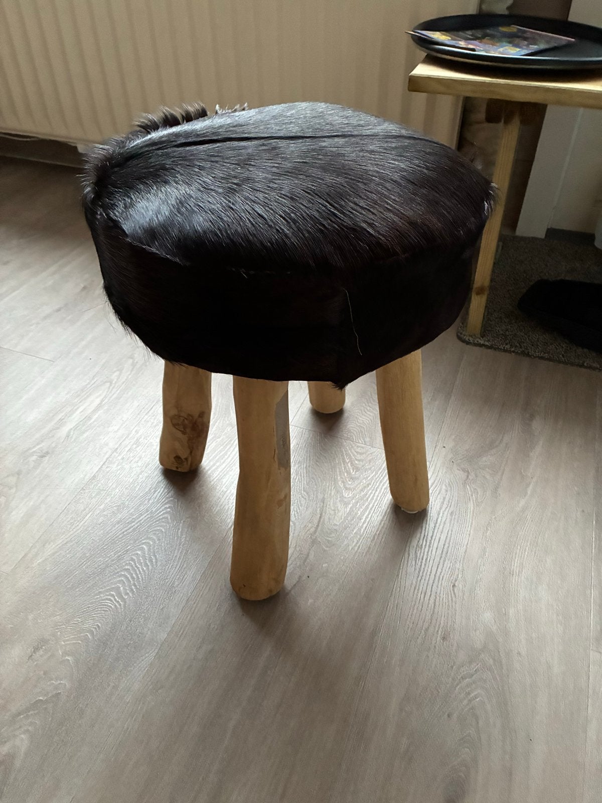 Unieke kruk met harige zitting en houten poten, Ophalen of Verzenden, Zo goed als nieuw, Hout