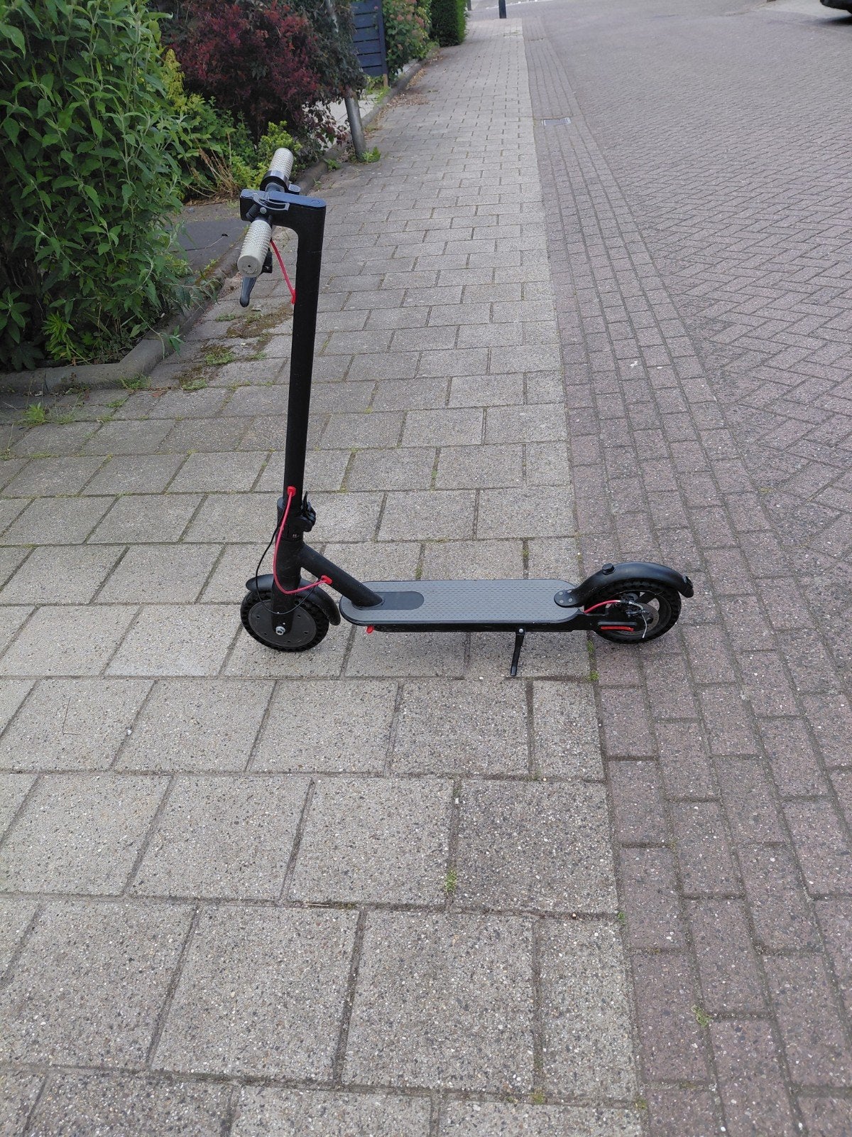 Elektrische step met nieuwe banden (kabel defect), Fietsen en Brommers, Ophalen, Gebruikt, Elektrische step (E-scooter)