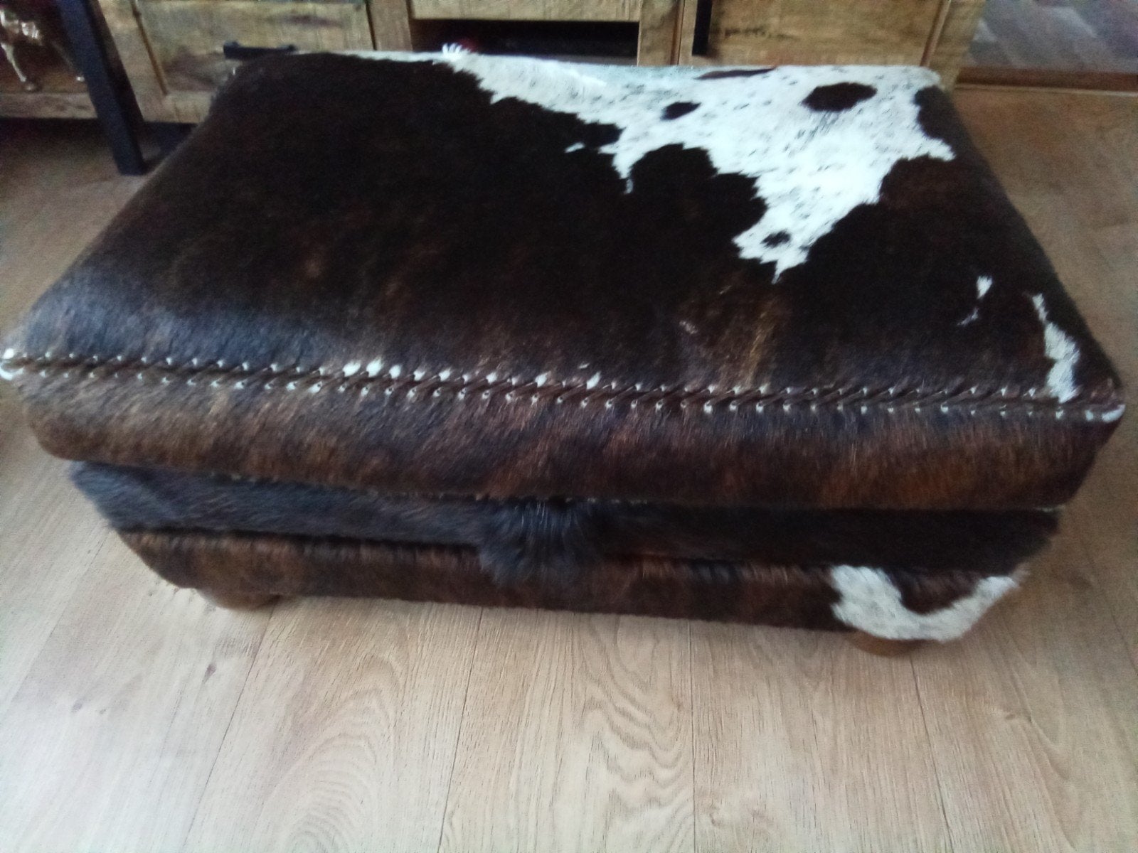 SUPER STOERE HOCKER VAN ECHTE KOEIENHUID MET STAARTJE 34,95, Ophalen, Rechthoekig