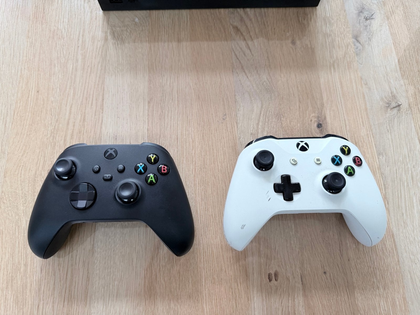 Foto 3 van Xbox Series S digital 1TB met 2 controllers en headset