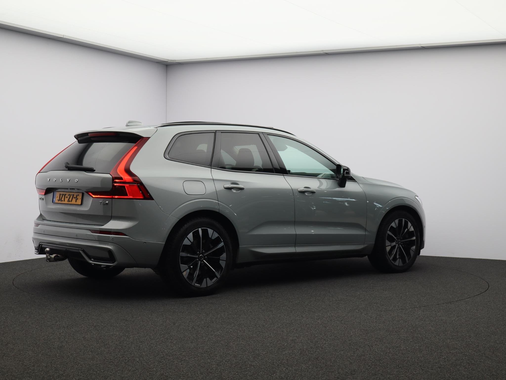 Volvo XC60 T6 AWD Plug-in hybrid Ultra Dark / Trekhaak / Hea, Gebruikt, 4 cilinders, 180 min, XC60