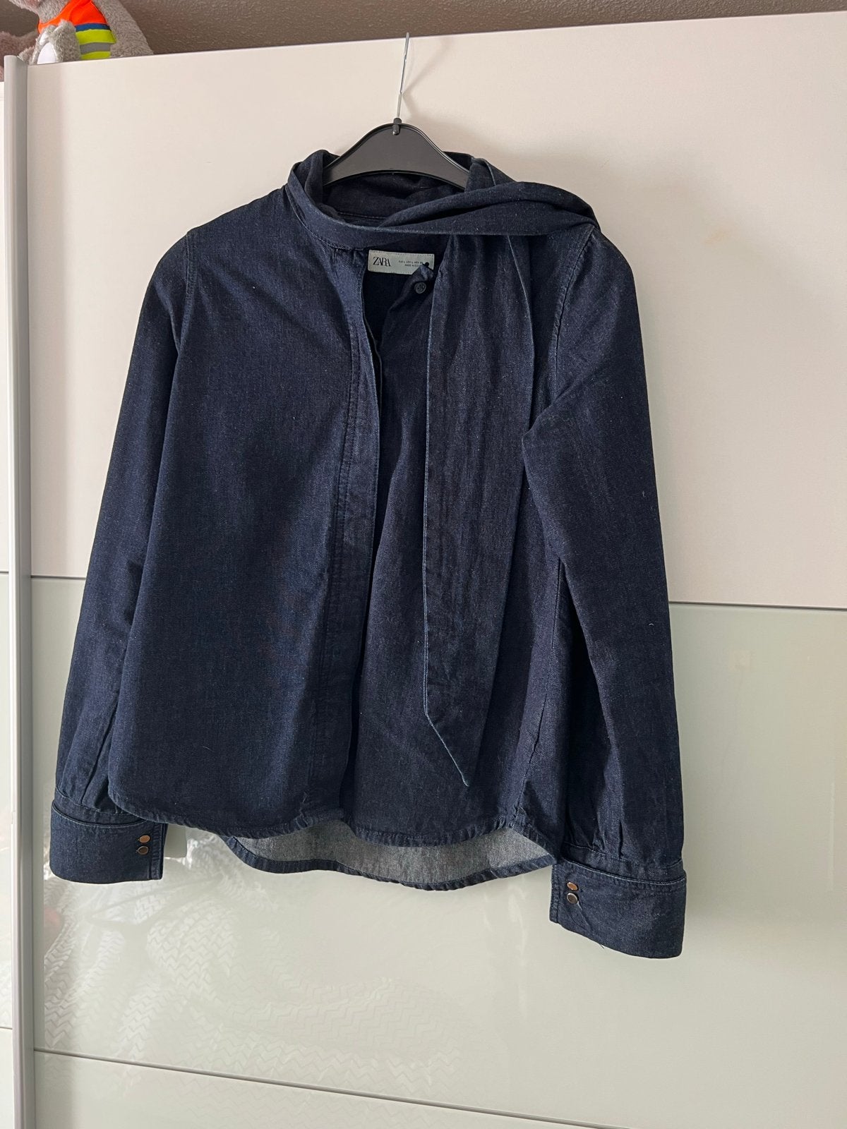 Zara donkerblauwe spijkerblouse met strikdetail, Ophalen of Verzenden, Zo goed als nieuw, Maat 38/40 (M), Blauw