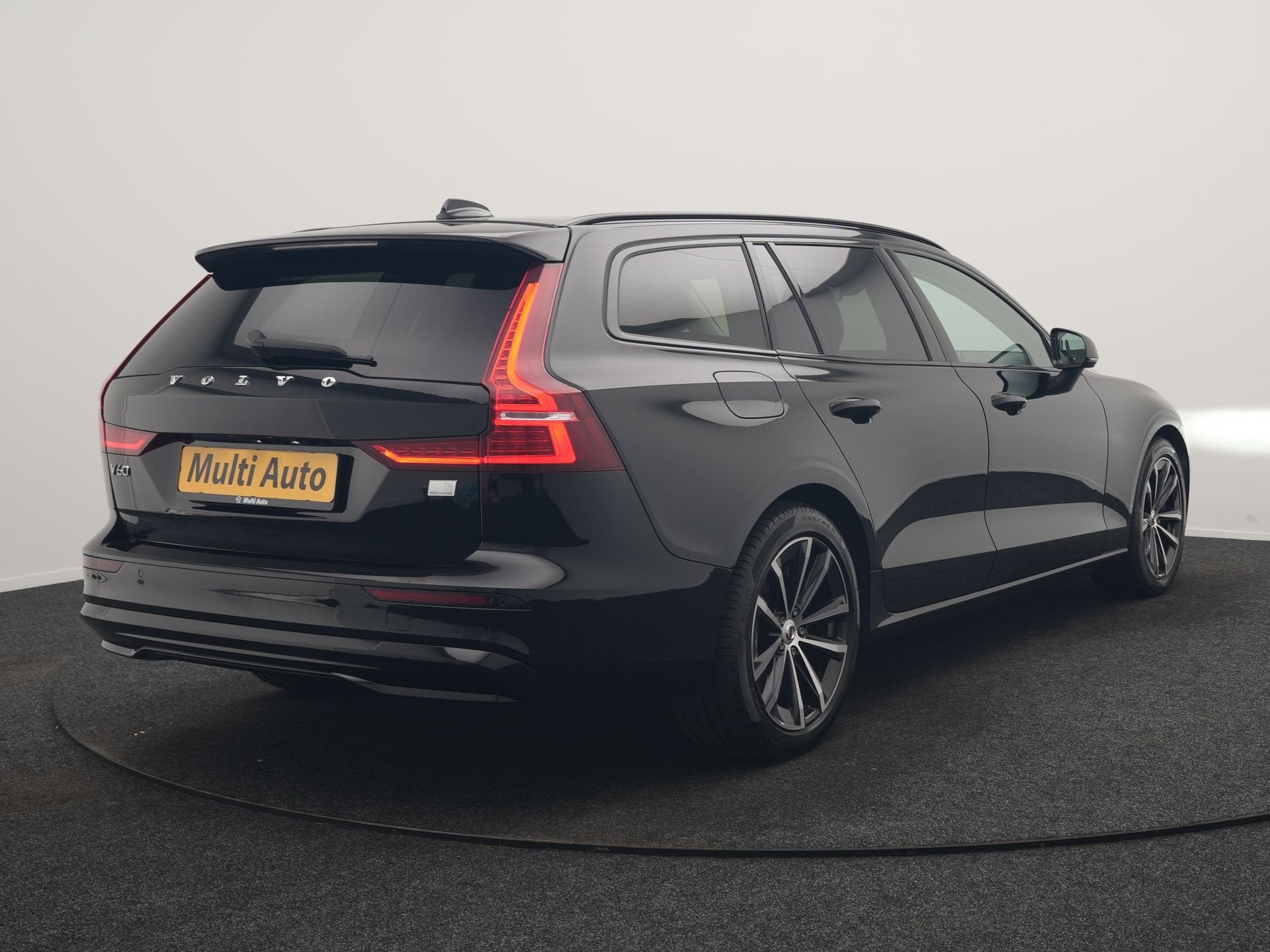Volvo V60 T6 AWD Plus Dark PHEV 350pk Dealer O.H. | Trekhaak, Auto's, Volvo, Automaat, Zwart, 4 cilinders, Zwart