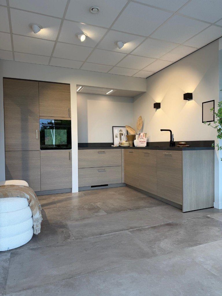 SHOWROOMKEUKEN | Hoekkeuken met luxe apparatuur, Ophalen, Zo goed als nieuw, Composiet, Hoekkeuken