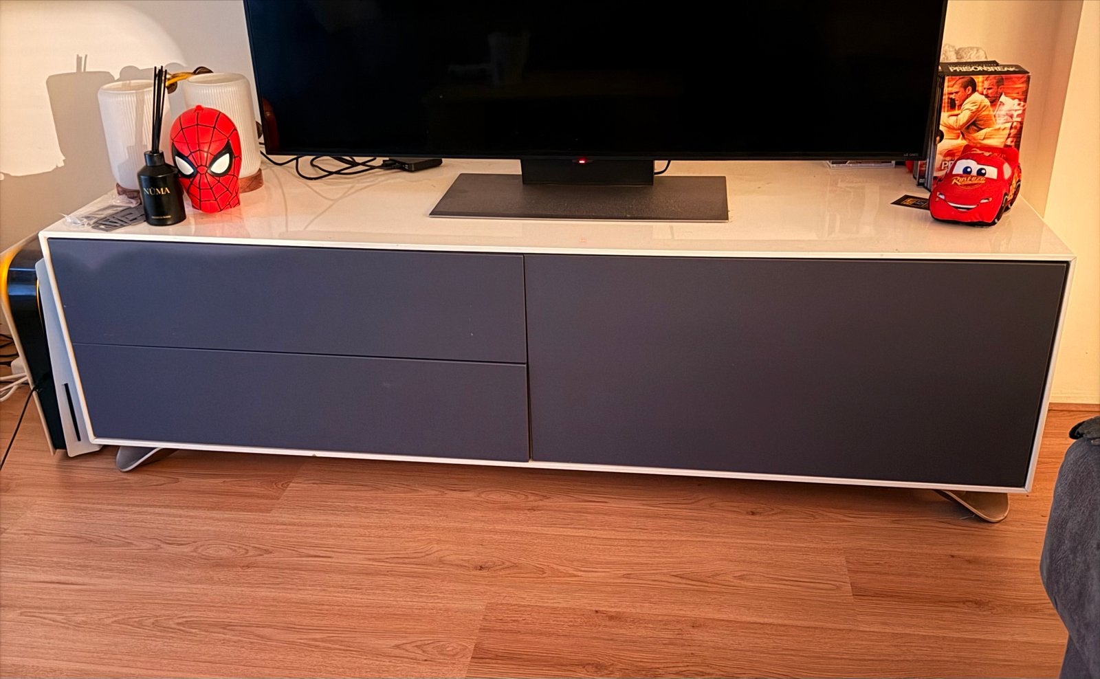 Hoogglans wit tv-meubel met grijze deuren, Gebruikt, 150 tot 200 cm, Ophalen of Verzenden, Minder dan 100 cm