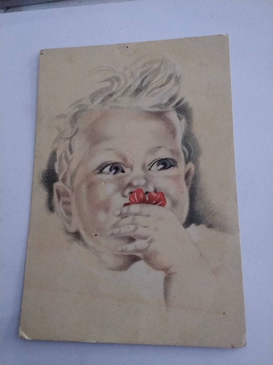 Oude ansichtkaart: Lachende baby met rode bloem, Ophalen of Verzenden