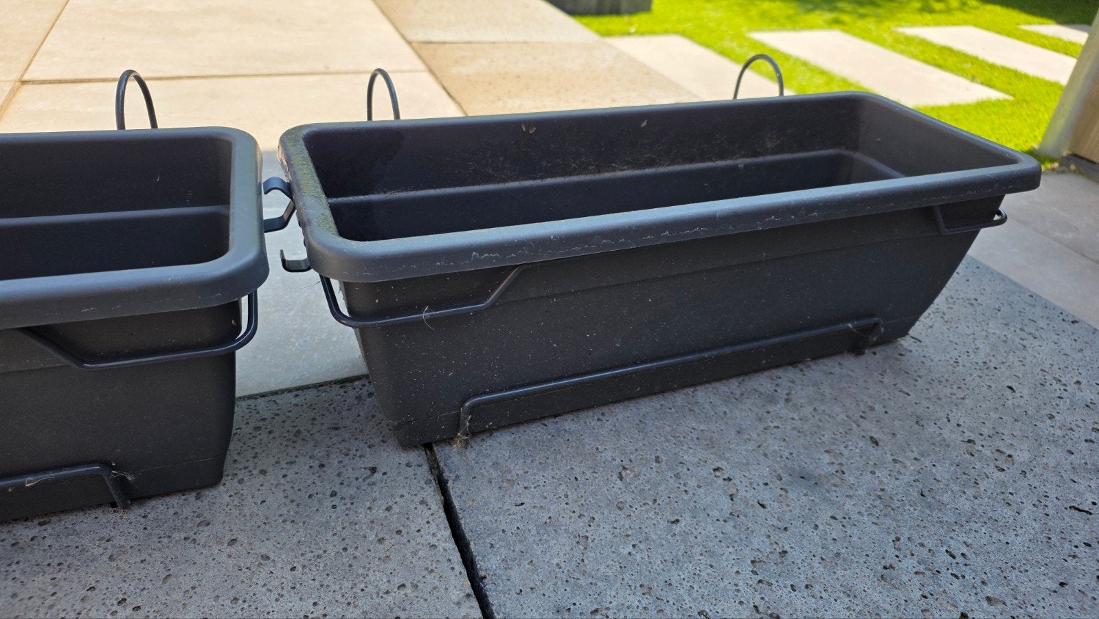 Set van 2 Kunststof Balkon Bloembakken, Tuin en Terras, Bloembakken en Plantenbakken, Ophalen, Kunststof, Gebruikt, Minder dan 30 cm