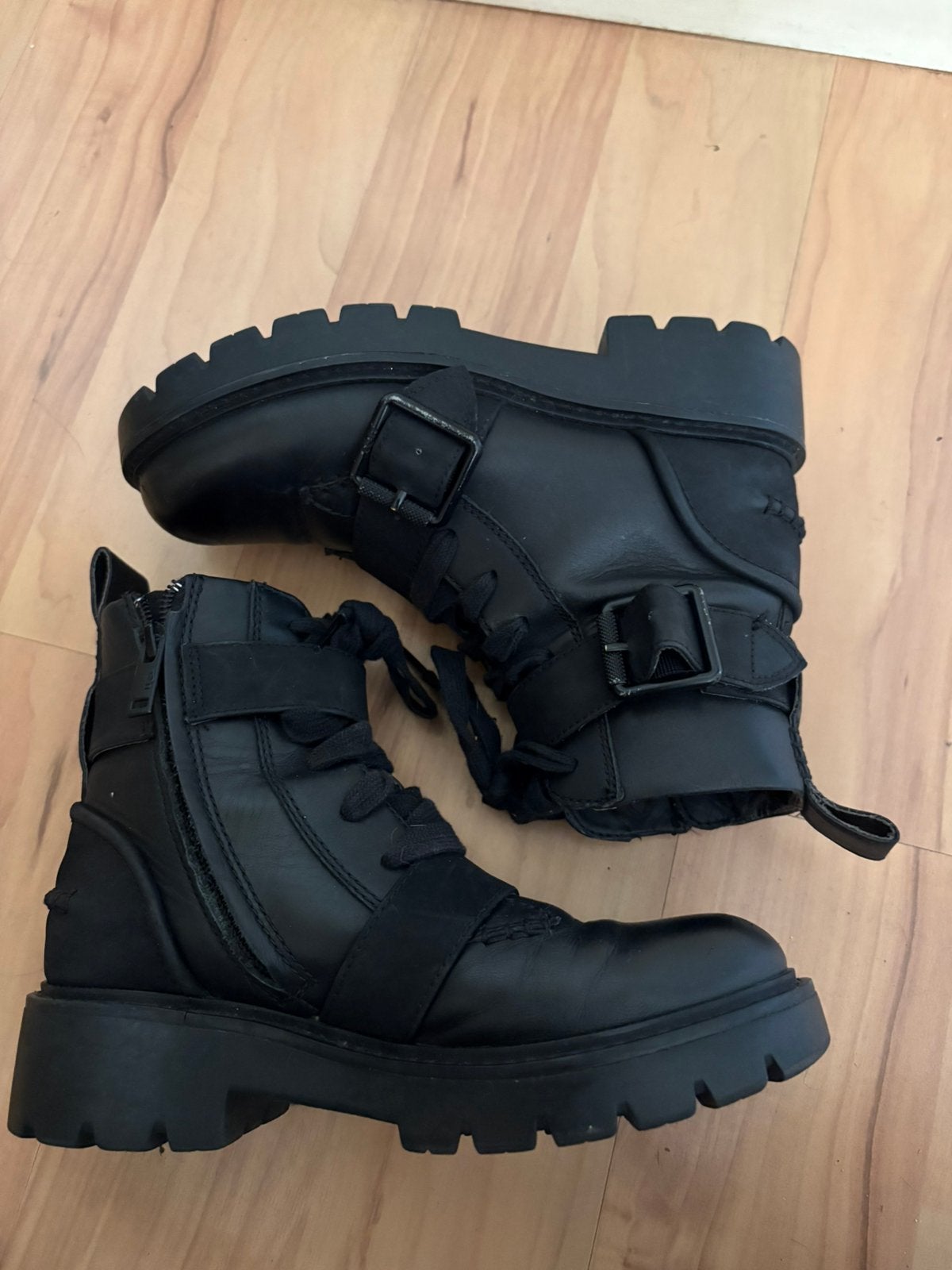 Originele zwarte Ugg bikerboots mt 36, Zwart, Lage of Enkellaarzen, Ophalen of Verzenden, Zo goed als nieuw