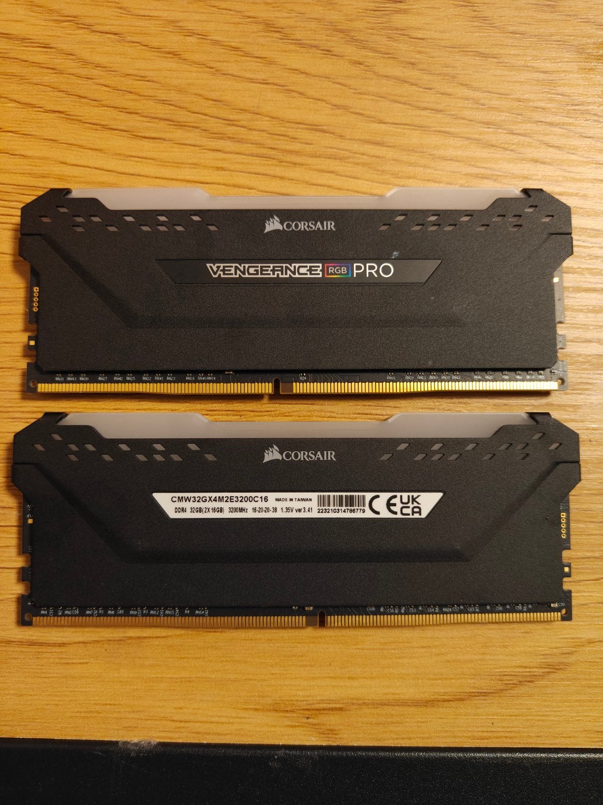 32GB DDR4 3200 CL16 RGB, Computers en Software, RAM geheugen, DDR4, Ophalen of Verzenden, Zo goed als nieuw, Desktop