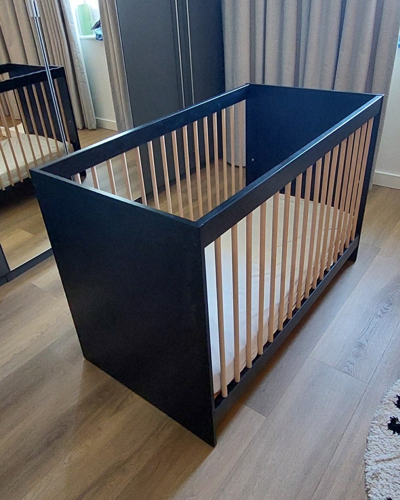 Foto 5 van Commode met 3 lades en ledikant in zwart/hout