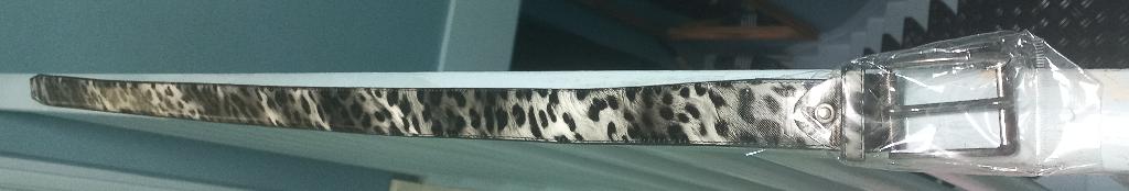 Mooie grijze panterprint riem *gloednieuw*, Kleding | Dames, Riemen en Ceinturen, Overige kleuren, Nieuw, Tailleriem, Ophalen of Verzenden