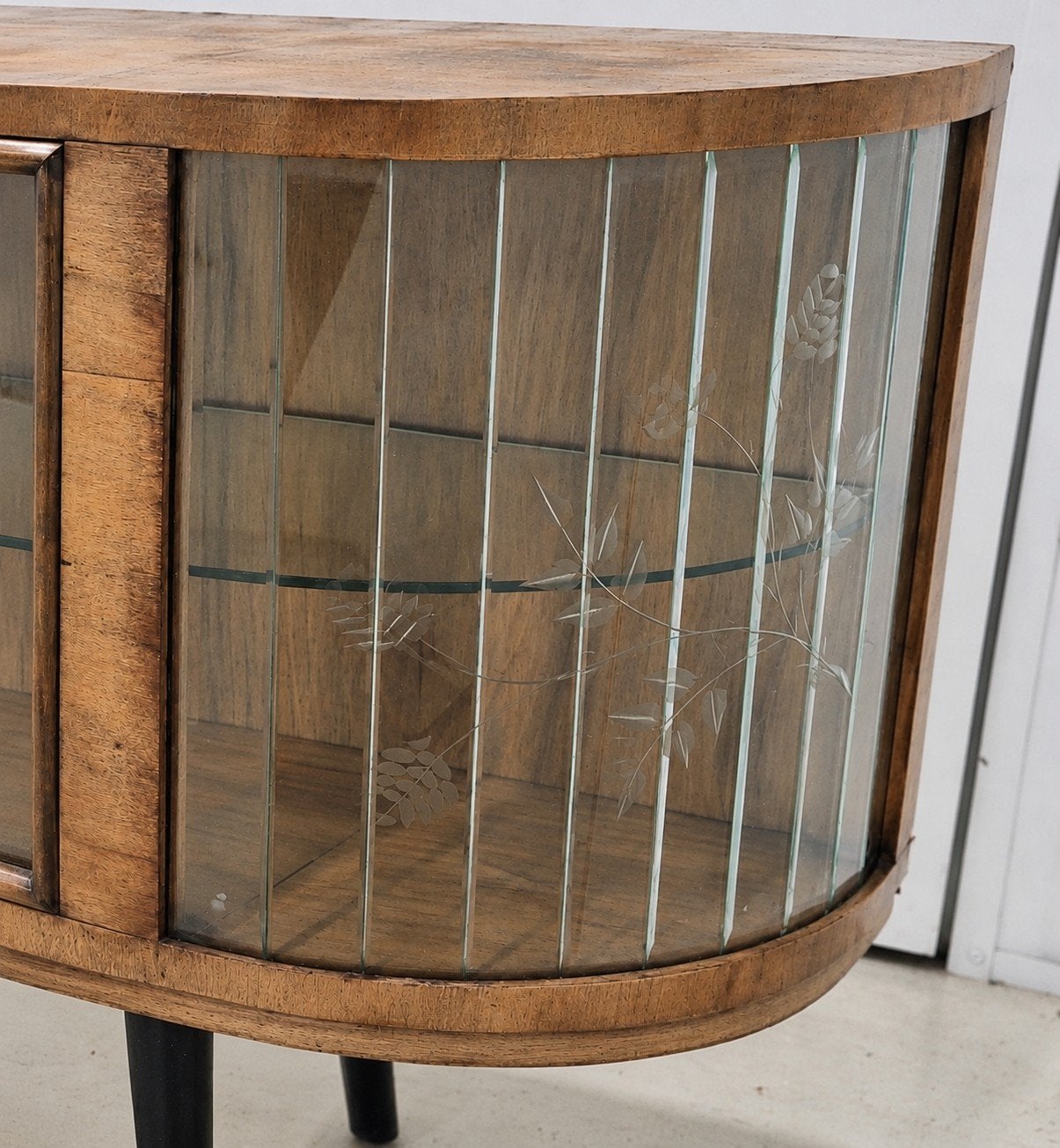 Uniek vintage dressoir met subtiele glasgravures, Ophalen
