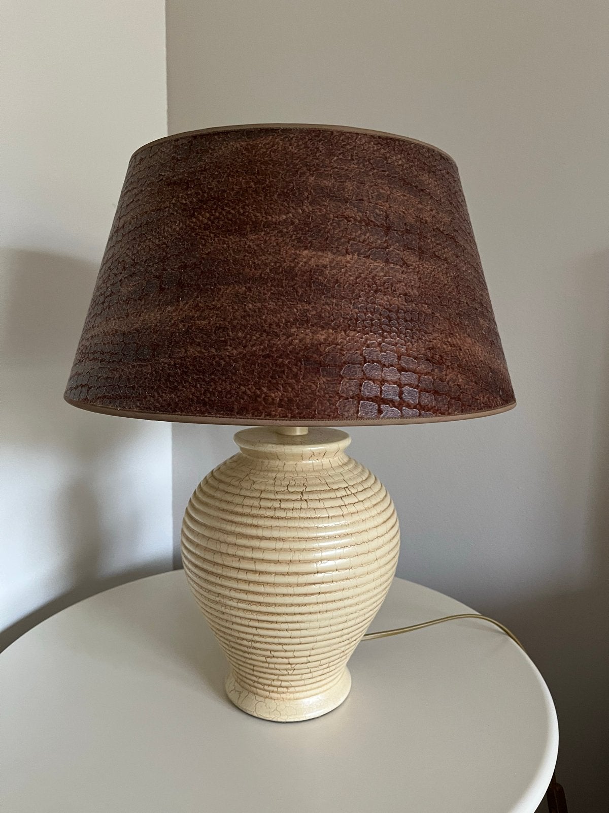 Schemerlamp ( 1 of 2 ) met Bruine Kap - Kullmann Lampen, Huis en Inrichting, Lampen | Tafellampen, Overige merken, 44 cm, Zo goed als nieuw