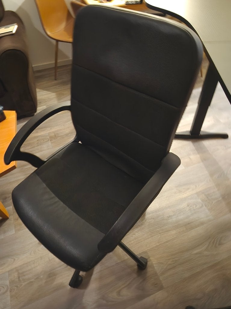 Foto 5 van Electrisch verstelbaar bureau met bureaustoel