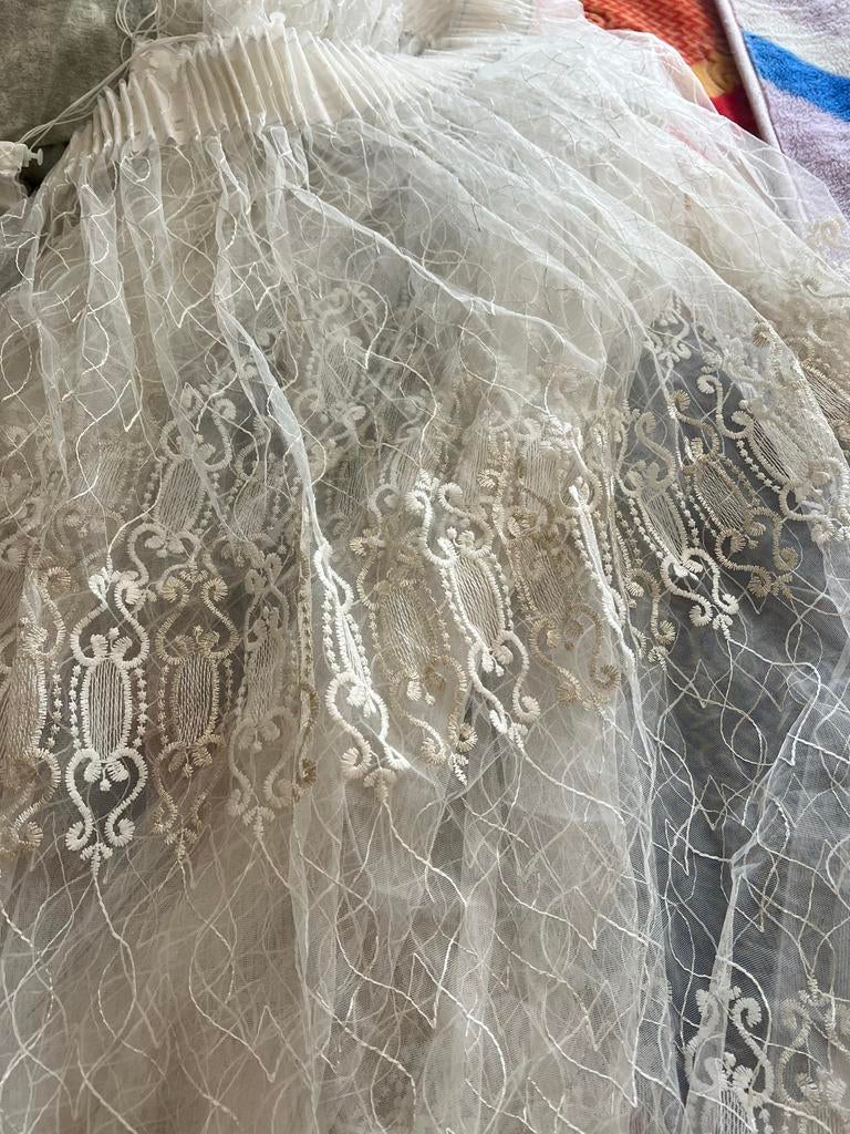 Elegante witte vitrage met borduursel 400x237, Wit, Ophalen of Verzenden, Zo goed als nieuw, 200 cm of meer
