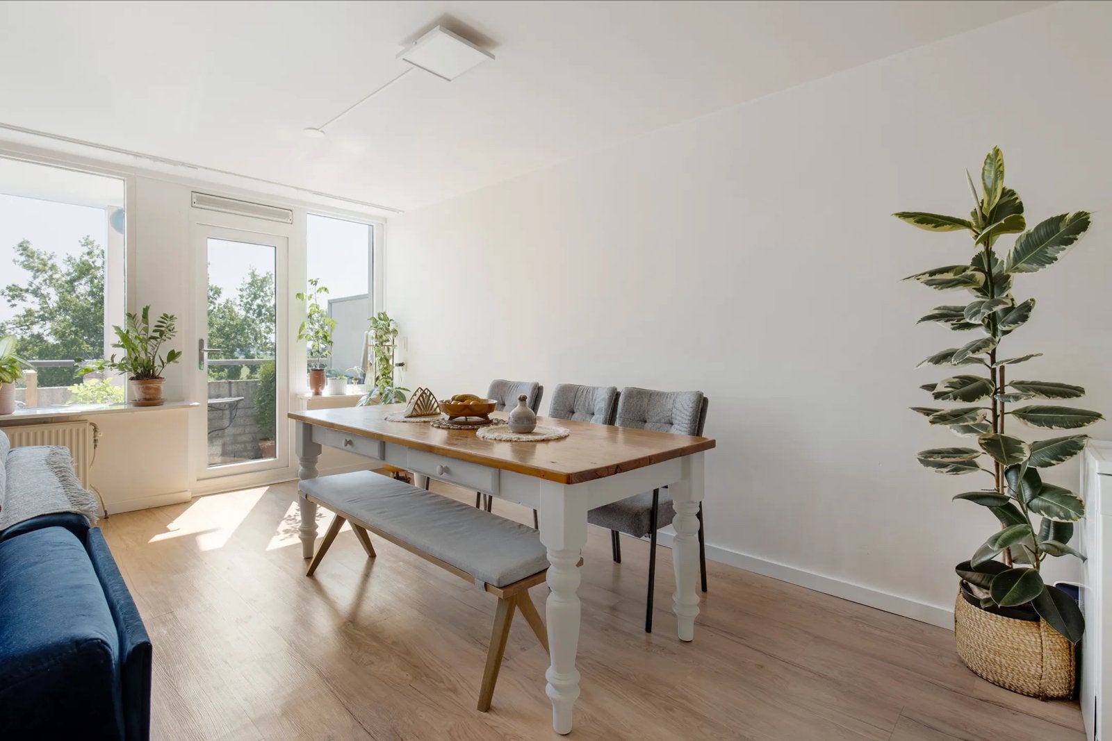 Chic solid wood dining table, Ophalen