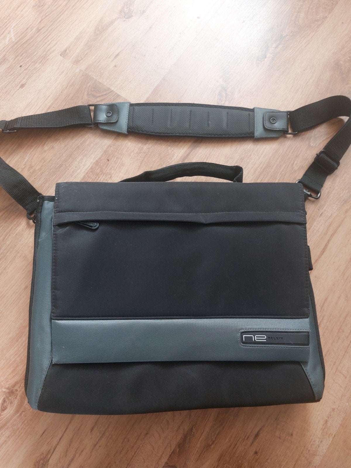 Belkin laptoptas met schouderband - Zwart/Grijs, Ophalen