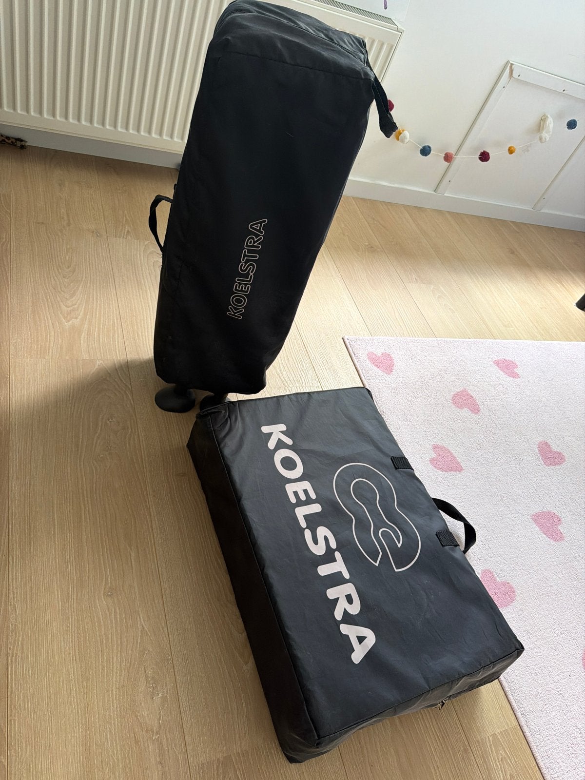 Koelstra campingbedje met extra matras (donkergrijs/zwart), Kinderen en Baby's, Ophalen, Zo goed als nieuw, Reisbedje