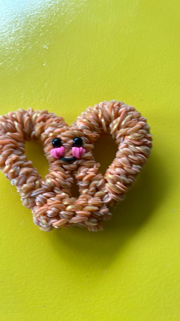 Leuke krakeling sleutelhanger van loom elastiekjes, Ophalen of Verzenden, Nieuw