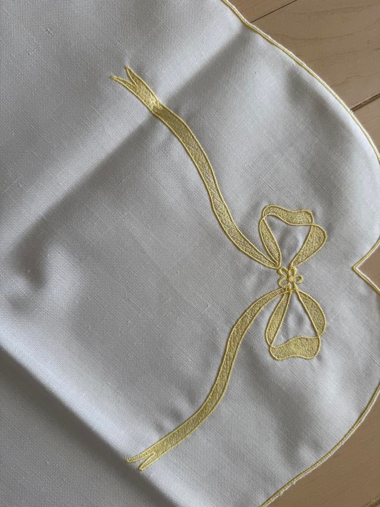 Tafelkleed / dekkleed met gele strikken 90x90 cm, Ophalen of Verzenden, Gebruikt, Vierkant