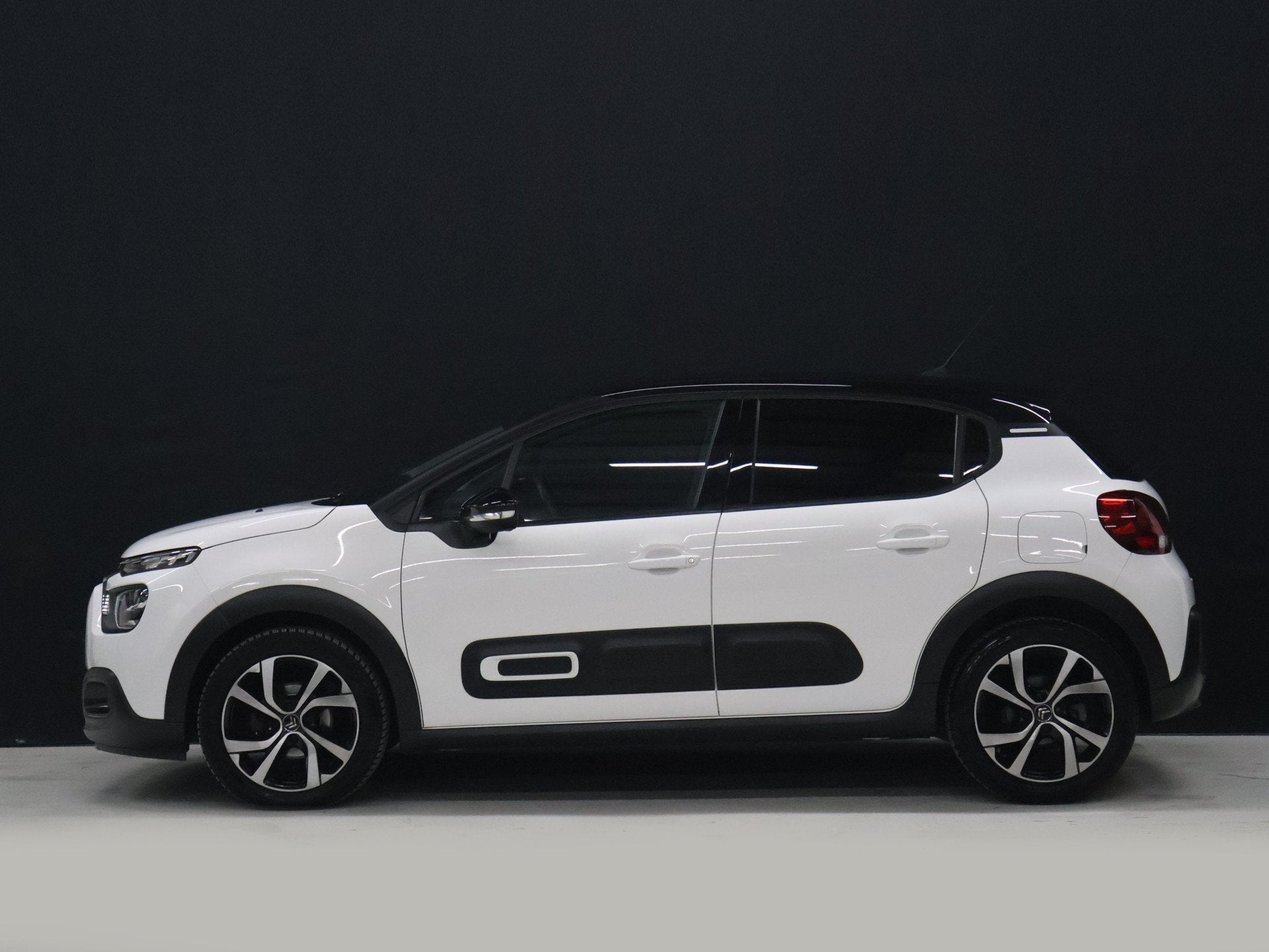 Citroën C3 1.2 PureTech Shine [APPLE CARPLAY, CAMERA, STOEL, Dealer onderhouden, Gebruikt, 1199 cc, 450 kg