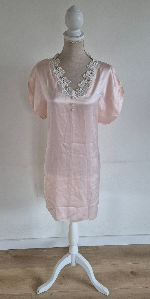 Marjolaine roze satijnen nachtjurk 42, Kleding | Dames, Verzenden, Nieuw, Maat 42/44 (L)