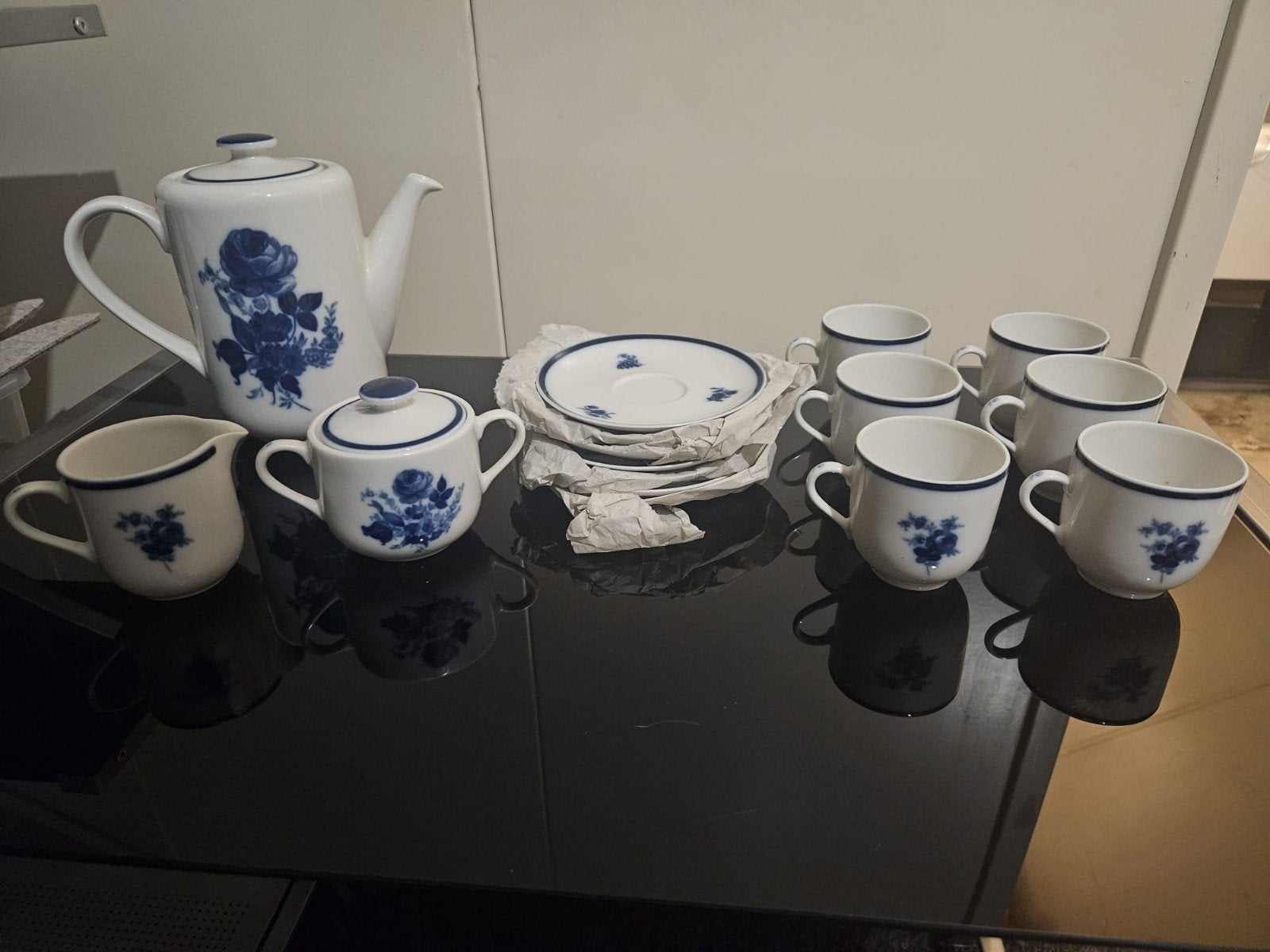 Prachtig wit servies met blauwe rozen, 6 kopjes en meer, Ophalen of Verzenden
