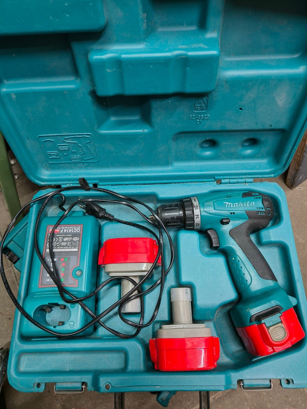 Makita 6271D Accuboormachine met lader en 2 accu's