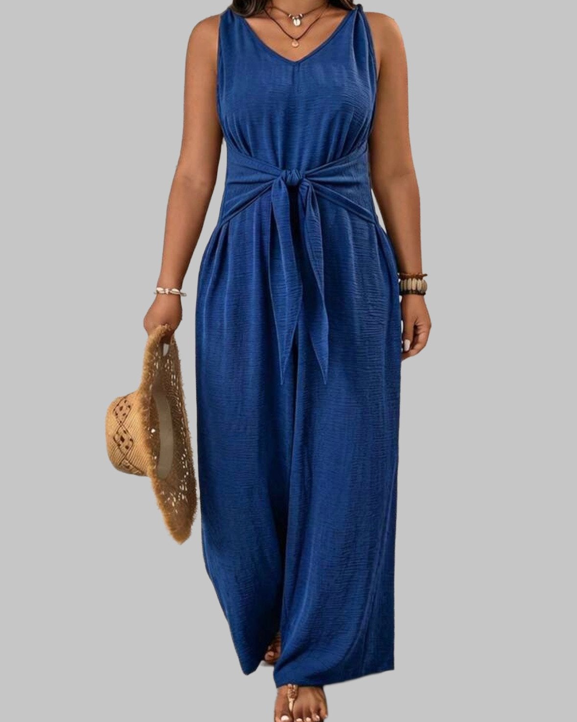 Blauwe jumpsuit met strikdetail (44-52), Kleding | Dames, Verzenden, Nieuw, Blauw, Broek of Spijkerbroek