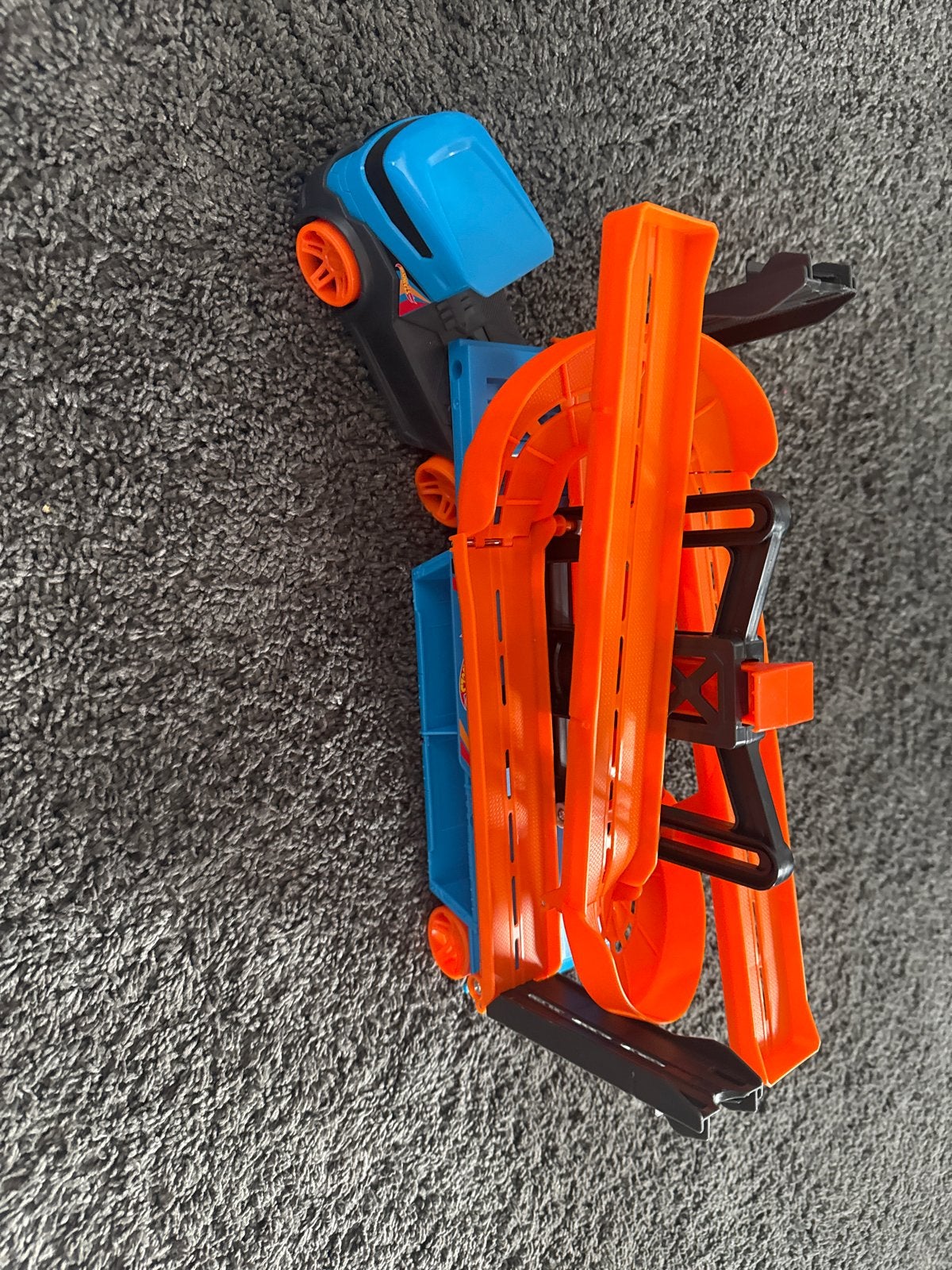 Hot Wheels Vrachtwagen met Uitklapbare Racebaan, Ophalen, Zo goed als nieuw