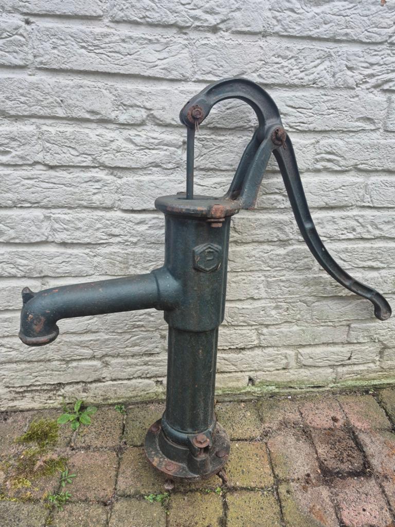 Gietijzeren handzwengel pomp, Ophalen