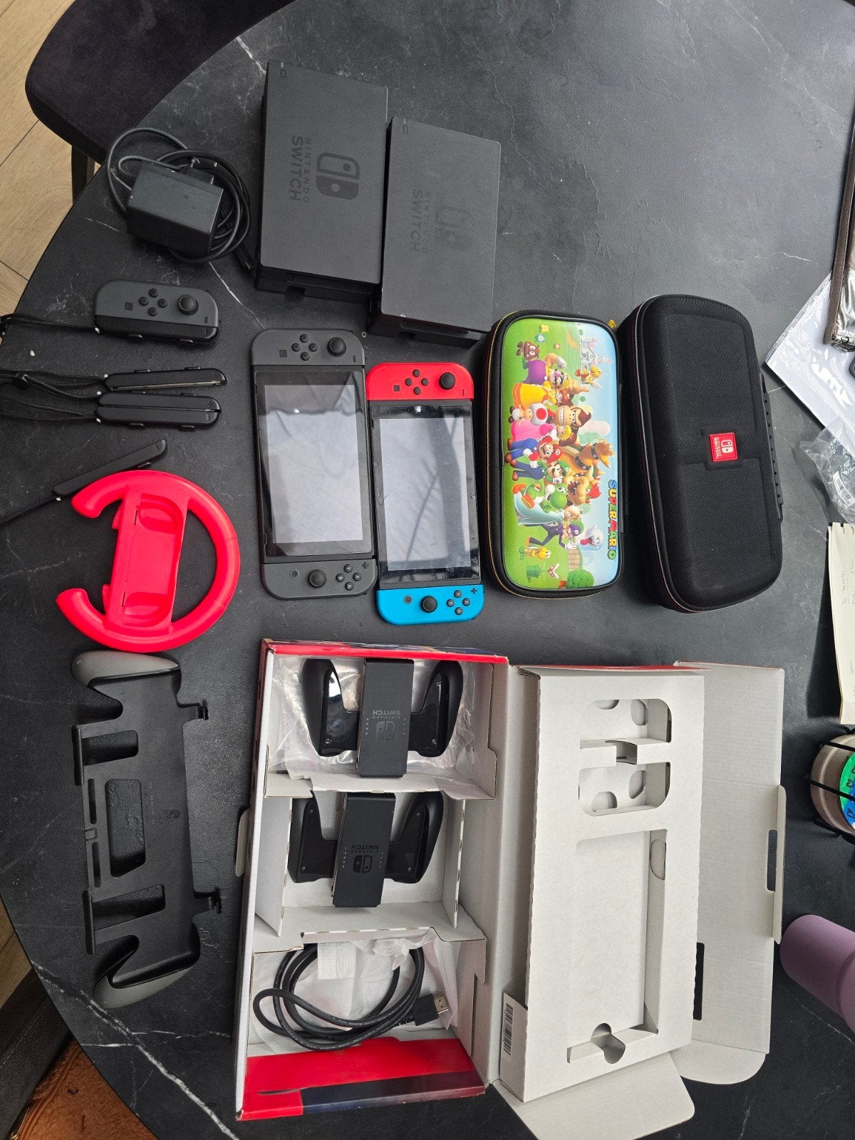 2x Nintendo Switch V2 Compleet + 2 Docks + Cases/Accessoires, Spelcomputers en Games, Spelcomputers | Nintendo Switch, Ophalen of Verzenden