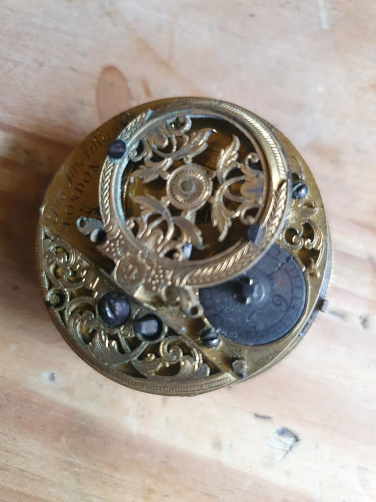Antiek zakhorloge uurwerk - The Six Bills London, Antiek en Kunst, Antiek | Klokken, Ophalen of Verzenden