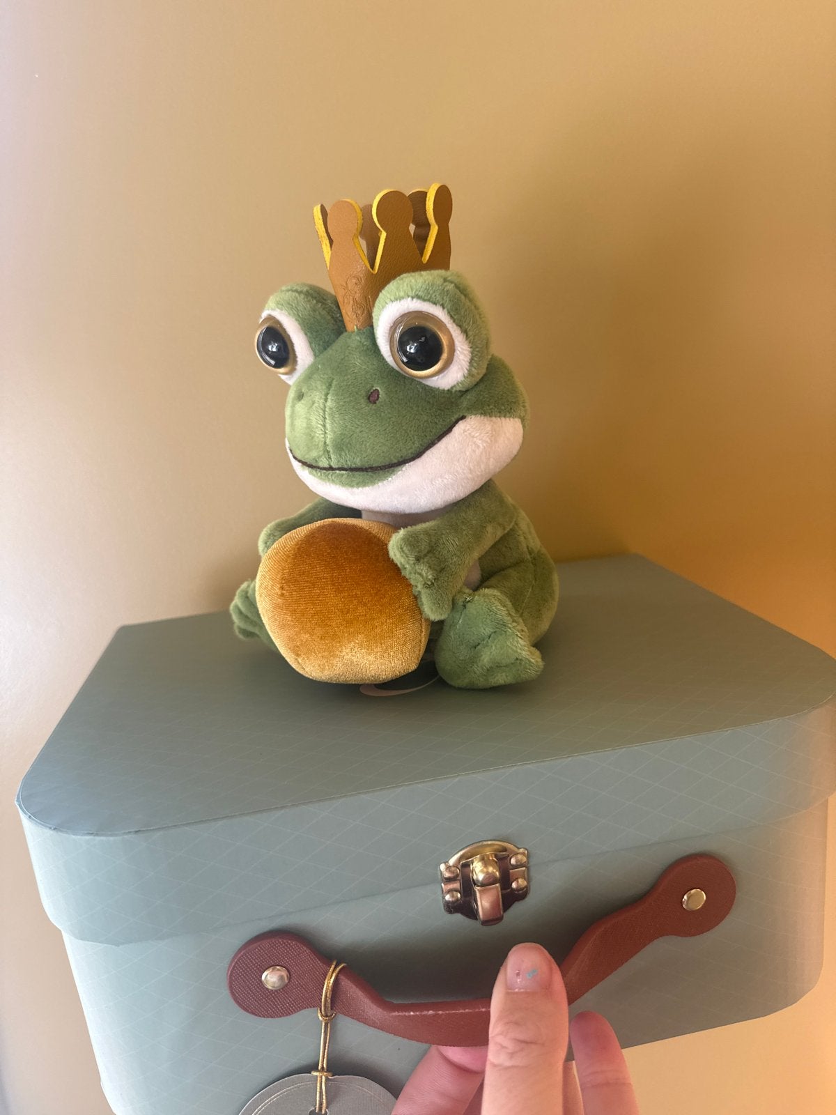 Efteling Grand Hotel Kikker knuffel met kroon en koffer, Verzamelen, Efteling, Ophalen of Verzenden, Nieuw, Beeldje of Poppetje